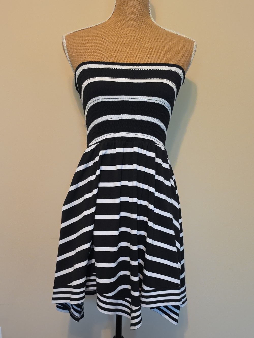 💥NWT💥 Guess Black and White Strapless Stripe Dress